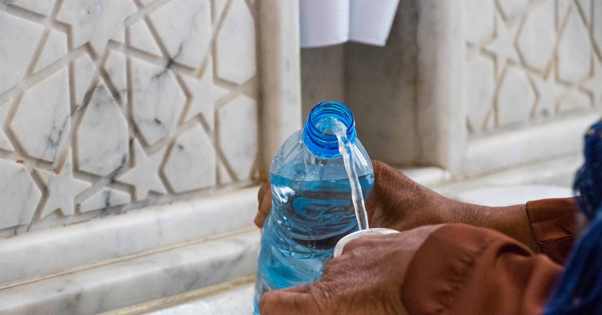 Вода в исламе. Zam zam Water. Zamzam Water 5l. Макка Zamzam Water.